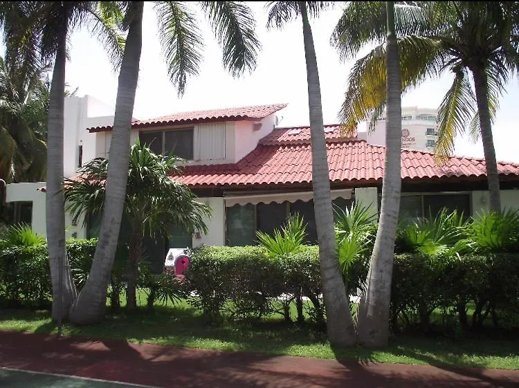 Large House - Walking To Beach - 10 Guests! Cancún